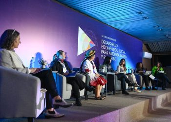 Mujeres profesionales de diferentes países participan en el cuarto Foro Regional de Desarrollo Económico Local de América Latina y El Caribe, en Montevideo, Uruguay.