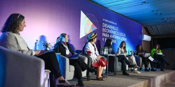Mujeres profesionales de diferentes países participan en el cuarto Foro Regional de Desarrollo Económico Local de América Latina y El Caribe, en Montevideo, Uruguay.