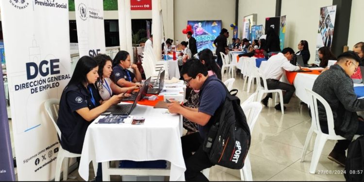 Feria Nacional del Empleo ha beneficiado a guatemaltecos. / Foto: Mintrab.