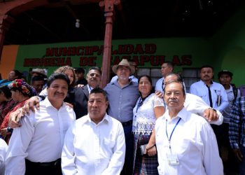 El presidente Bernardo Arévalo, durante su viaje de trabajo a Sacapulas, Quiché, donde firmó un acuerdo para el desarrollo del pueblo Tujaal.