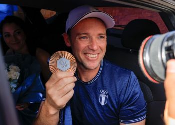 El tirador y medallista olímpico guatemalteco, Jean Pierre Brol, luego de arribar al Aeropuerto Internacional La Aurora, procedente de París, Francia. /Foto: Gilber García