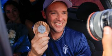 El tirador y medallista olímpico guatemalteco, Jean Pierre Brol, luego de arribar al Aeropuerto Internacional La Aurora, procedente de París, Francia. /Foto: Gilber García