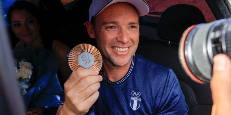 El tirador y medallista olímpico guatemalteco, Jean Pierre Brol, luego de arribar al Aeropuerto Internacional La Aurora, procedente de París, Francia. /Foto: Gilber García