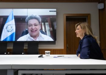 Las primeras damas de Guatemala (en la pantalla) y Ucrania, sostuvieron un encuentro virtual. /Foto: Cuenta de X @ZelenskaUA.