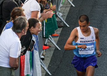 Alberto González representa dignamente a Guatemala en el maratón de París 2024