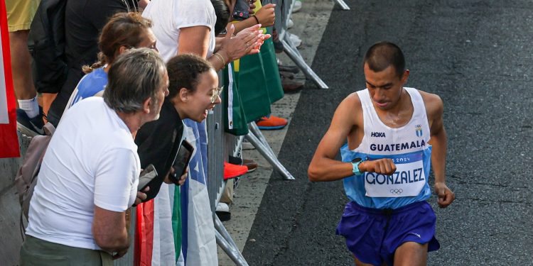 Alberto González representa dignamente a Guatemala en el maratón de París 2024