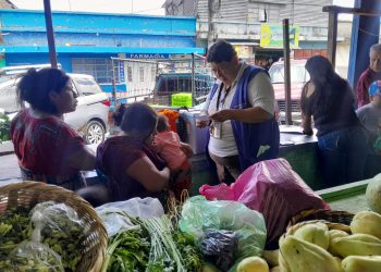 Vacunación en Acción en el barrio El Gallito, zona 3. /Foto: MSPAS.