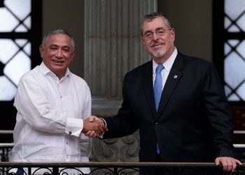 El presidente Bernardo Arévalo y el primer ministro de Belice, John Briceño. / Foto: Gobierno de Guatemala.