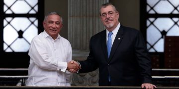 El presidente Bernardo Arévalo y el primer ministro de Belice, John Briceño. / Foto: Gobierno de Guatemala.