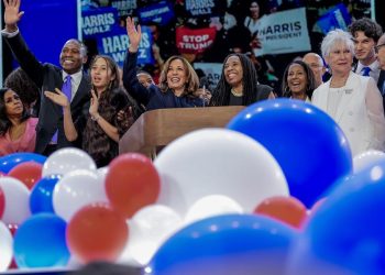 La candidata demócrata y vicepresidenta de EE. UU. gana terreno luego de la convención de su partido, tanto en las encuestas como en recaudaciones.