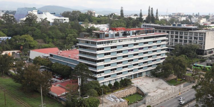 Las autoridades del Instituto Guatemalteco de Seguridad Social garantizan las prestaciones de sus afiliados por riesgos de invalidez, vejez y sobrevivencia. / Foto: IGSS.