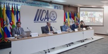 Manuel Otero, director de IICA, junto a representantes de instituciones de América, durante encuentro sobre el programa Suelos Vivos en las Américas.