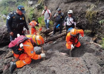 Cuerpos de socorro sacaron el cuerpo sin vida de una turista de la India a las faldas del Volcán Acatenango. /Foto: Bomberos Voluntarios.