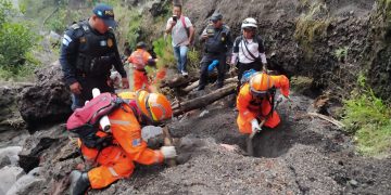 Cuerpos de socorro sacaron el cuerpo sin vida de una turista de la India a las faldas del Volcán Acatenango. /Foto: Bomberos Voluntarios.