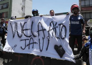 Javier Acosta fue despedido por cientos de personas en Bogotá, Colombia, luego de haber recibido la eutanasia. / Foto: EFE.