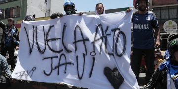 Javier Acosta fue despedido por cientos de personas en Bogotá, Colombia, luego de haber recibido la eutanasia. / Foto: EFE.