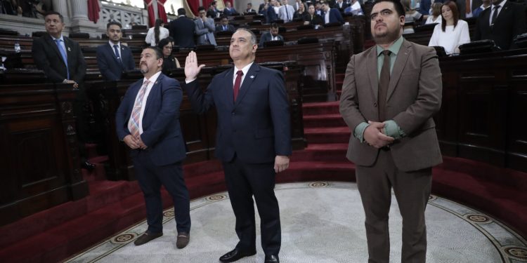 Eligen y juramentan a director de la Defensa Pública Penal en el Congreso