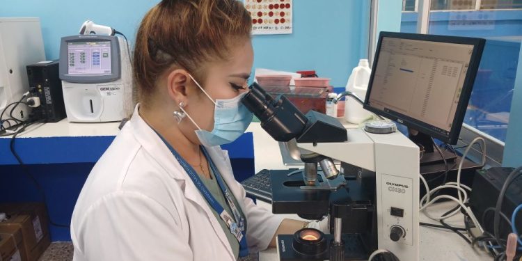 El nuevo laboratorio clínico del Hospital Nacional de Jalapa cuenta con equipo moderno y personal capacitado para brindar un servicio de calidad.