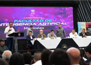 El presidente de Colombia, Gustavo Petro, y otras autoridades, durante el lanzamiento de la primera facultad de Inteligencia artificial.