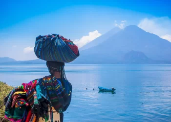 Lago de Atitlán. espejo del cielo en la pluma de Miguel Ángel Asturias. / Foto: Traveler.