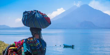 Lago de Atitlán. espejo del cielo en la pluma de Miguel Ángel Asturias. / Foto: Traveler.