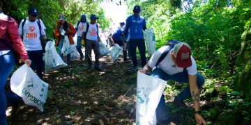 Durante la conmemoración del Día Mundial de la Asistencia Humanitaria, más de un centenera de personas realizaron la limpieza del volcán de Agua. / Foto: Conred.