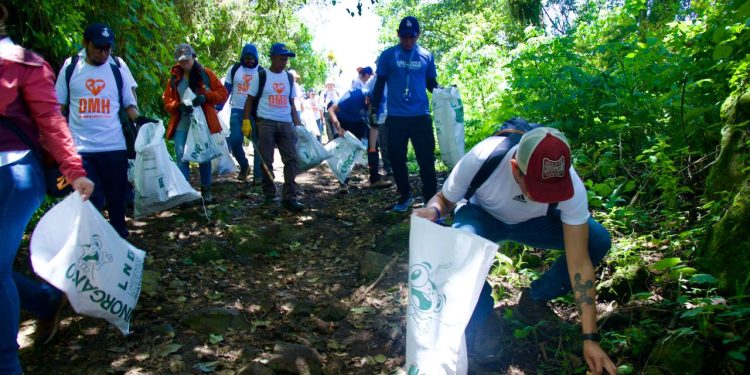 Durante la conmemoración del Día Mundial de la Asistencia Humanitaria, más de un centenera de personas realizaron la limpieza del volcán de Agua. / Foto: Conred.