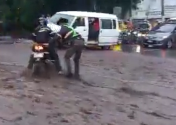Conred y Departamento de Tránsito de la PNC brindan las siguientes recomendaciones al conducir bajo la lluvia. / Foto: Archivo AGN.