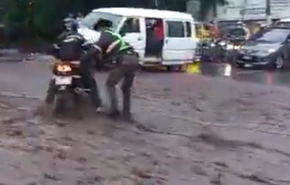 Conred y Departamento de Tránsito de la PNC brindan las siguientes recomendaciones al conducir bajo la lluvia. / Foto: Archivo AGN.