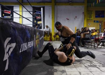 Lucha libre es presentada en estacionamientos en el país. / Foto: Qué pasa Media Network.