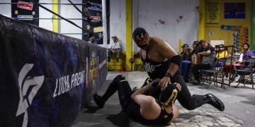 Lucha libre es presentada en estacionamientos en el país. / Foto: Qué pasa Media Network.