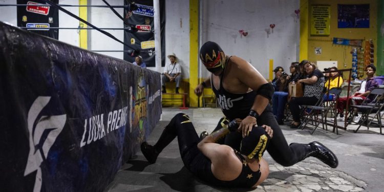 Lucha libre es presentada en estacionamientos en el país. / Foto: Qué pasa Media Network.