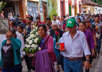 Indígeneas y católicos de municipios de Chiapas fronterizos con Guatemala marcharon en San Cristóbal de las Casas para pedir el cese de la violencia entre carteles.