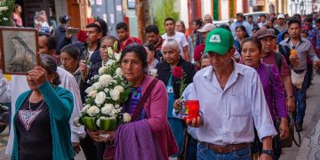 Indígeneas y católicos de municipios de Chiapas fronterizos con Guatemala marcharon en San Cristóbal de las Casas para pedir el cese de la violencia entre carteles.