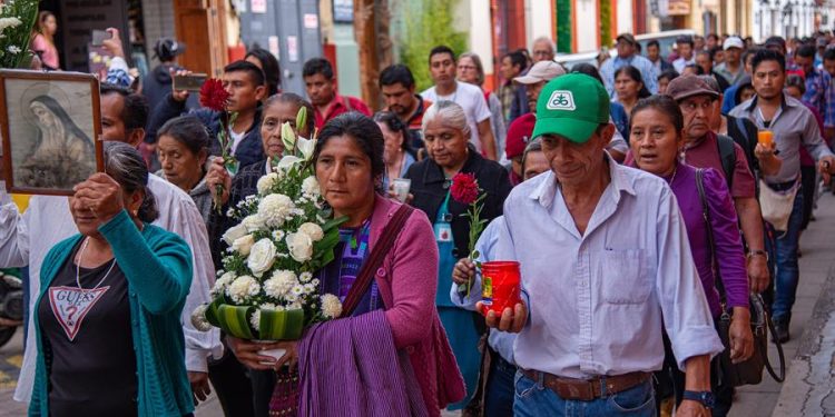 Indígeneas y católicos de municipios de Chiapas fronterizos con Guatemala marcharon en San Cristóbal de las Casas para pedir el cese de la violencia entre carteles.