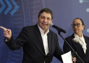 Mauricio Lizcano, ministro de Tecnologías de la Información y las Comunicaciones de Colombia, se declaró emocionado por la cumbre ministerial que buscará consenso sobre gobernanza de la IA.