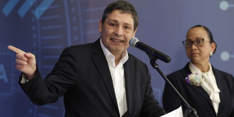 Mauricio Lizcano, ministro de Tecnologías de la Información y las Comunicaciones de Colombia, se declaró emocionado por la cumbre ministerial que buscará consenso sobre gobernanza de la IA.