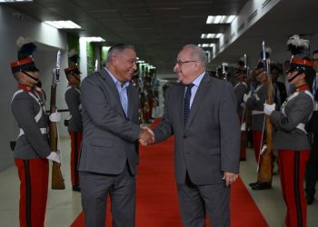 El canciller Carlos Mártínez recibe al primer ministro de Belice, John Briceño, en el Aeropuerto Internacional La Aurora. /Foto: Byron de la Cruz