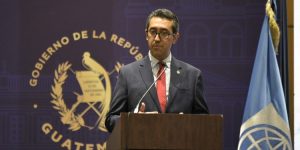 El ministro de Finanzas, Jonathan Menkos, explica en qué se invertirán los fondos de los Bonos del Tesoro, los cuales se colocaron gracias a que se recuperó la confianza en Guatemala.