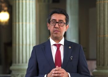 El ministro de Finanzas, Jonathan Menkos, da detalles sobre el reajuste presupuestario aprobado por el Congreso.