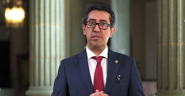 El ministro de Finanzas, Jonathan Menkos, da detalles sobre el reajuste presupuestario aprobado por el Congreso.