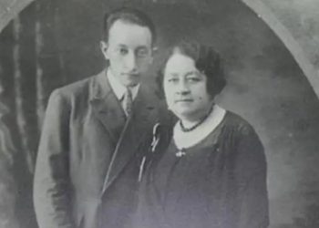 Miguel Ángel Asturias junto a su madre. / Foto: LOFF.IT.