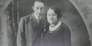 Miguel Ángel Asturias junto a su madre. / Foto: LOFF.IT.