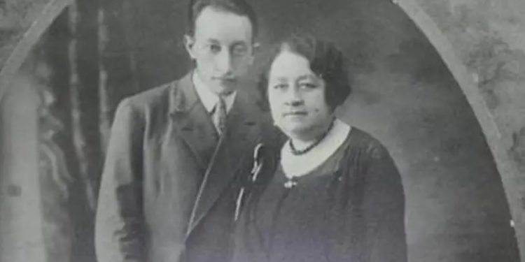 Miguel Ángel Asturias junto a su madre. / Foto: LOFF.IT.