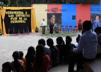 Ministra de Educación, Anabella Giracca visitó la Escuela Oficial Urbana Mixta José Ernesto Monzón Reyna, en donde compartió y verificó los servicios brindados a más de 290 estudiantes