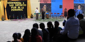 Ministra de Educación, Anabella Giracca visitó la Escuela Oficial Urbana Mixta José Ernesto Monzón Reyna, en donde compartió y verificó los servicios brindados a más de 290 estudiantes