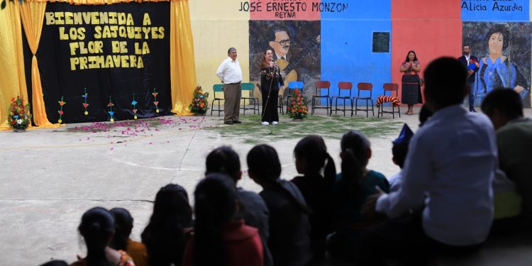 Ministra de Educación, Anabella Giracca visitó la Escuela Oficial Urbana Mixta José Ernesto Monzón Reyna, en donde compartió y verificó los servicios brindados a más de 290 estudiantes