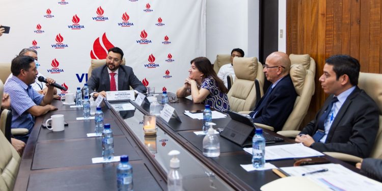 Autoridades del Ministerio de Cultura y Deportes confirman adjudicación para la construcción de un estadio de fútbol en el municipio de Cajolá, Quetzaltenango. / Foto: MCD.