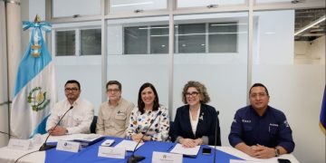 Ministras de Economía de Guatemala y El Salvador se reúnen en puesto fronterizo Anguiatú