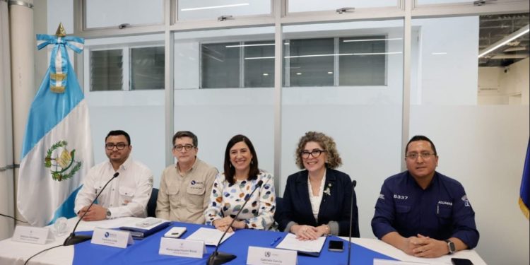 Ministras de Economía de Guatemala y El Salvador se reúnen en puesto fronterizo Anguiatú